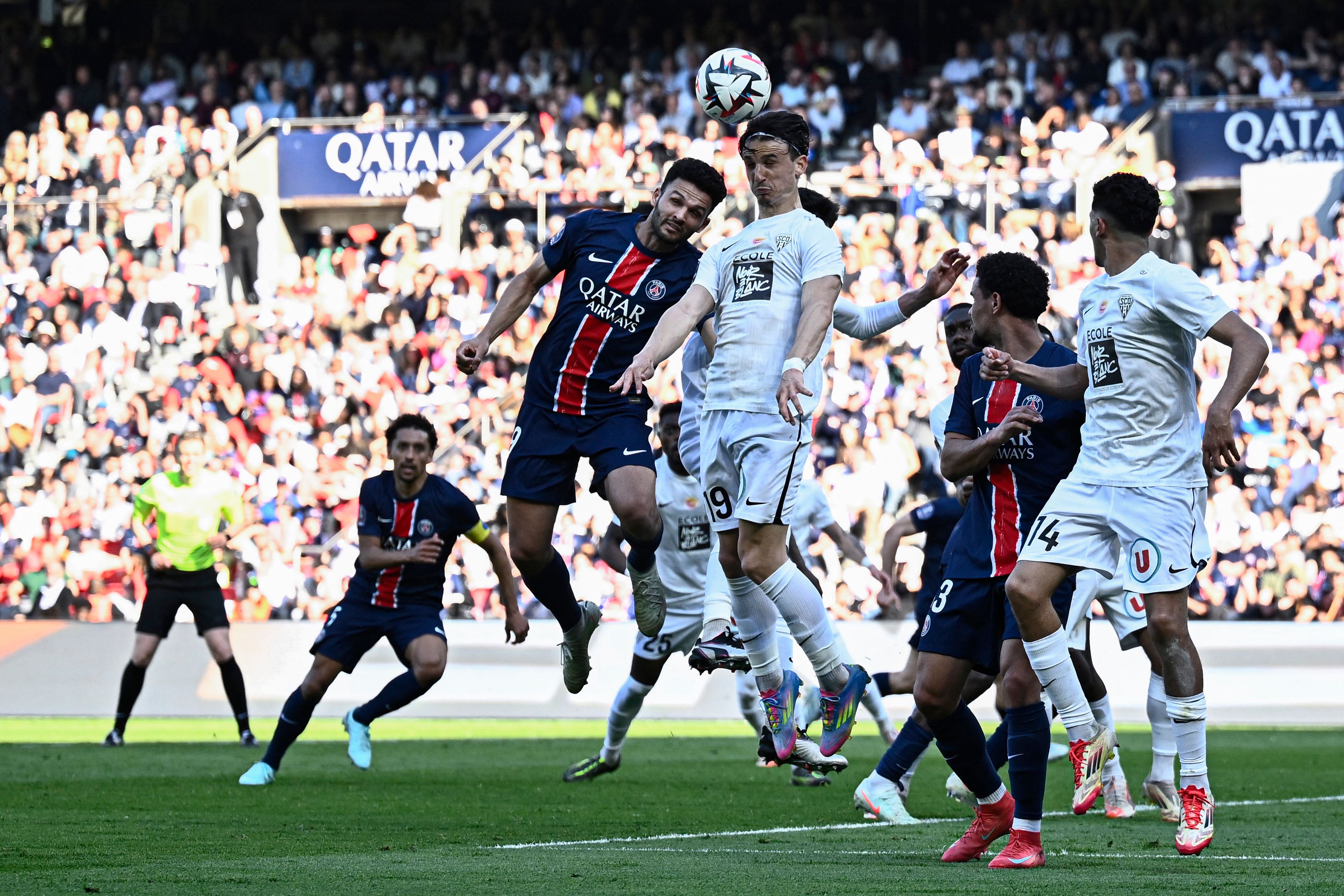 爱游戏亚洲官网-巴黎球队晋级巅峰足球赛八强赛(巴黎球队晋级巅峰足球赛八强赛程)