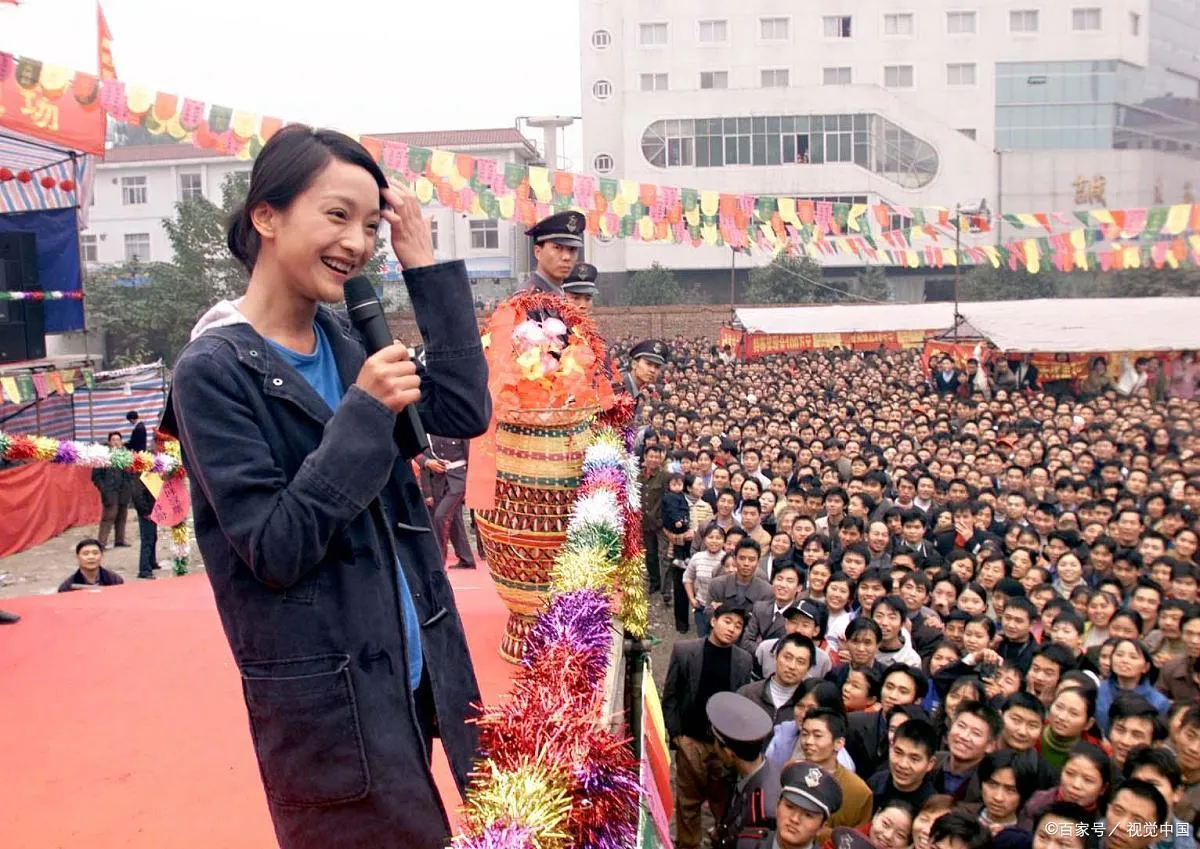 爱游戏培训-赛场上一派火爆景象，观众掌声雷动(赛场上一派火爆景象,观众掌声雷动的原因)