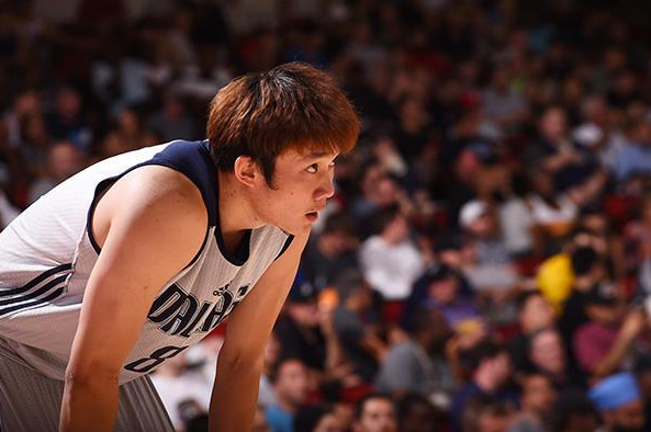 爱游戏登录入口-独行侠队举办青少年篮球训练营