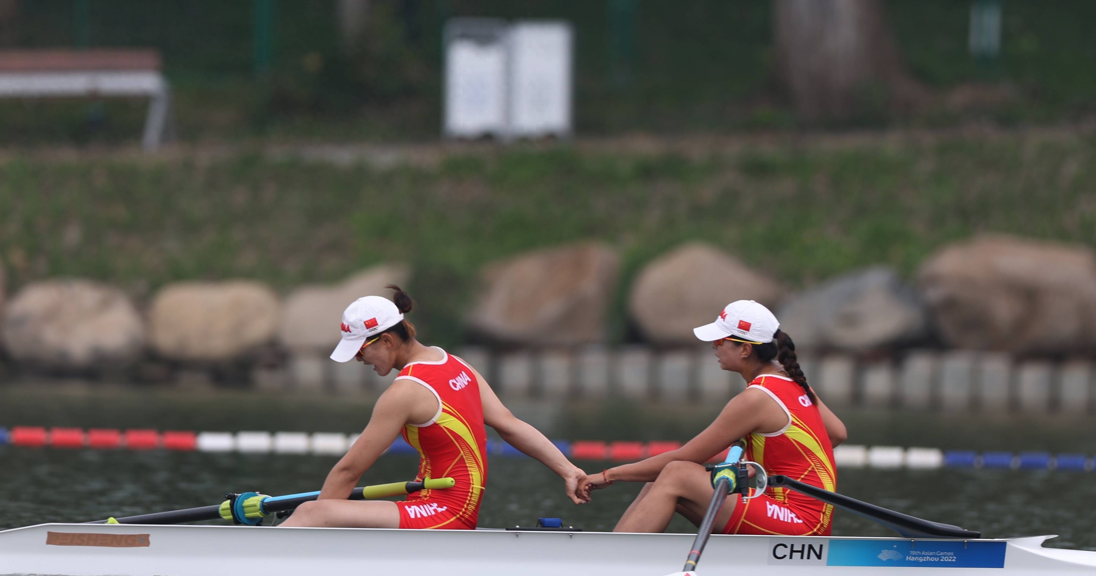 爱游戏投注-赛艇比赛队员技艺精湛，迎战强大对手