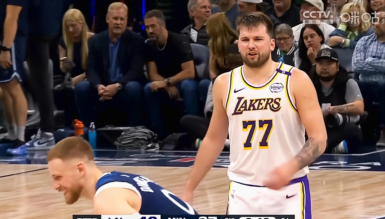 爱游戏app-波特兰胜湖人，利拉德三分步行者击败湖人