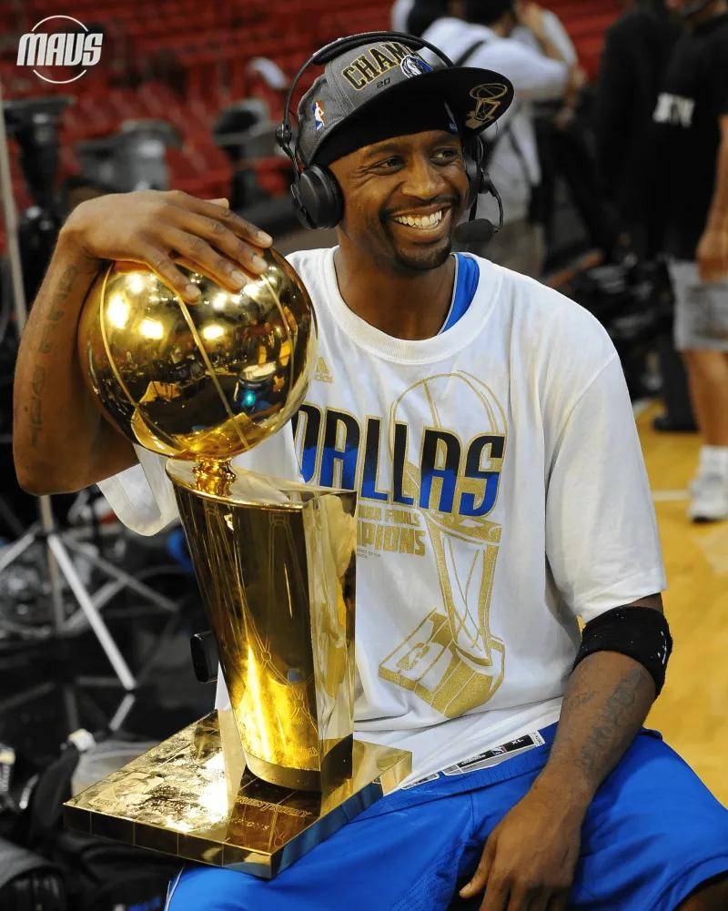 爱游戏活动-热火队客场击败独行侠,守住榜首位置