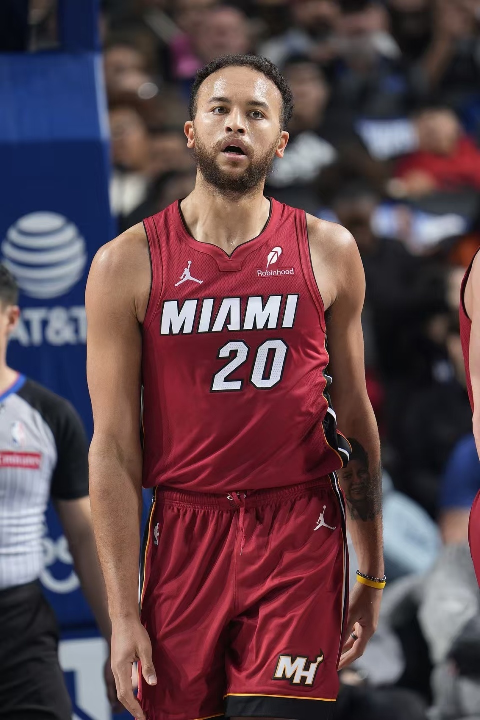 爱游戏活动-热火队客场击败独行侠,守住榜首位置