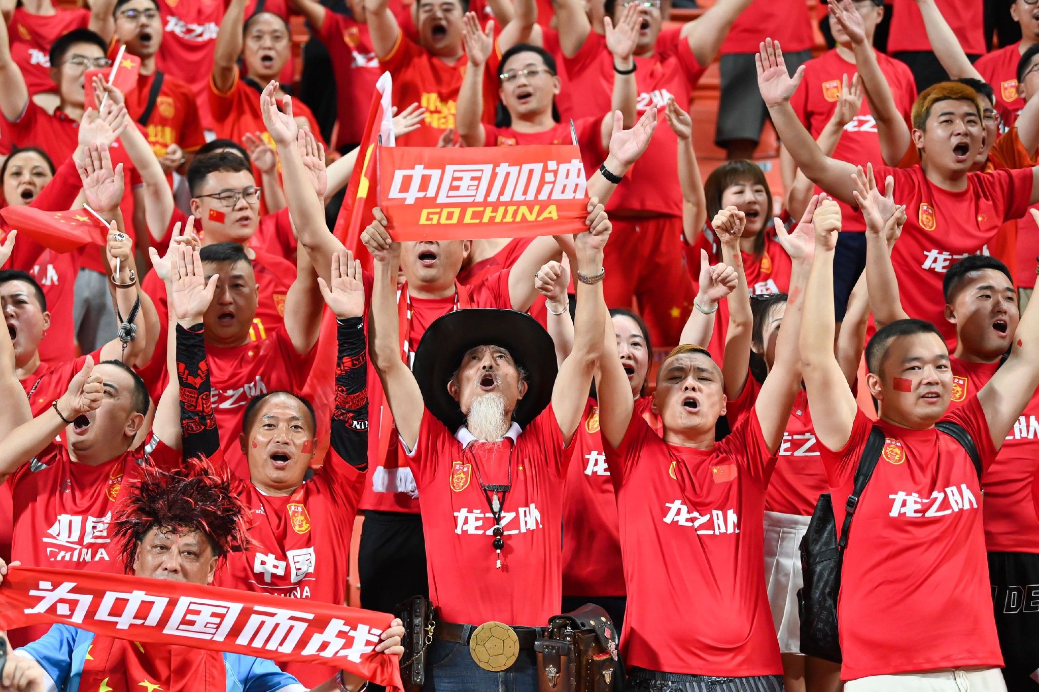 爱游戏登录-中国足球明星引发球迷关注，备受瞩目