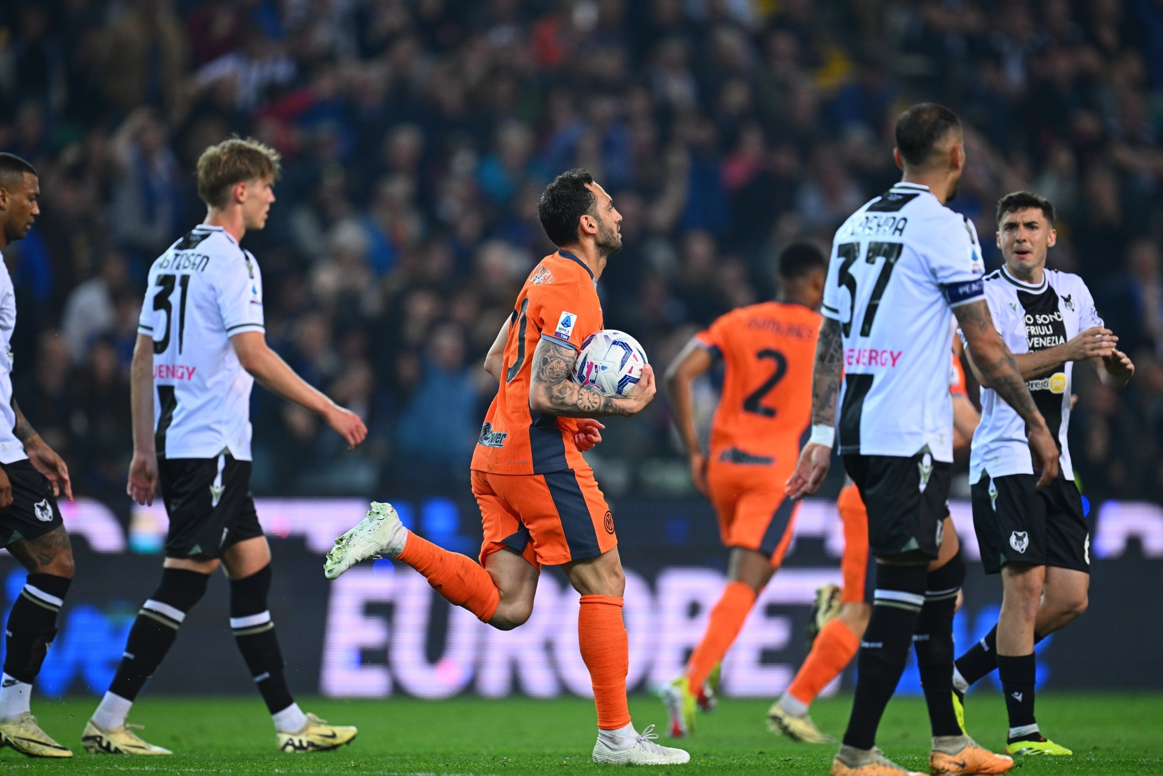 爱游戏官网登录网址-西甲球队遭遇内讧，教练组危机